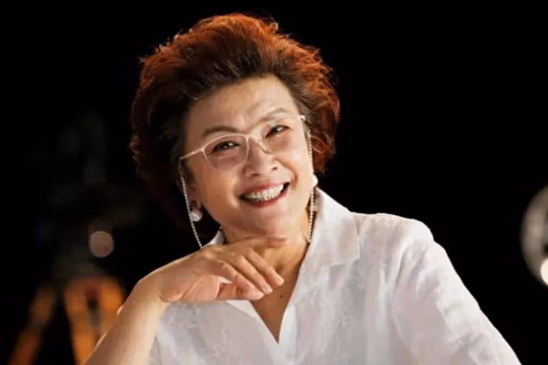 她是國家一級演員,結婚46年因拍戲錯過最佳生育,如今61歲當上母親享天倫之樂