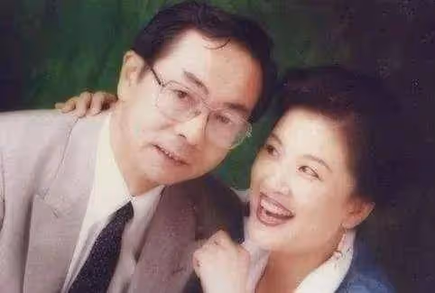 她是國家一級演員,結婚46年因拍戲錯過最佳生育,如今61歲當上母親享天倫之樂