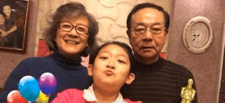 她是國家一級演員,結婚46年因拍戲錯過最佳生育,如今61歲當上母親享天倫之樂