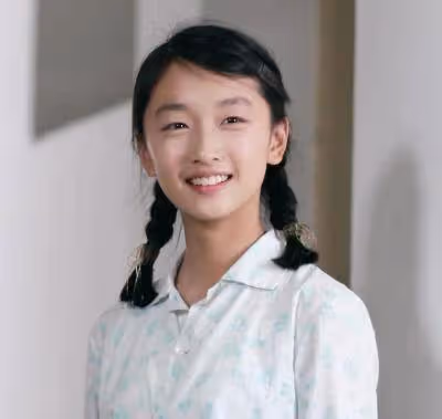 她13歲在家養豬被張藝謀看中，拍完電影後就退出娛樂圈，如今這樣