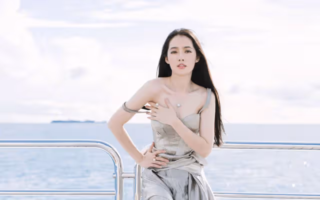 郭碧婷「真人」長什麼樣? 看到路人鏡頭下的她, 向佐的品位真獨特