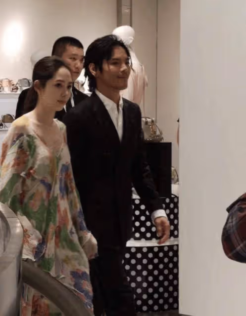 郭碧婷「真人」長什麼樣? 看到路人鏡頭下的她, 向佐的品位真獨特