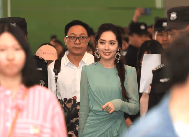 郭碧婷「真人」長什麼樣? 看到路人鏡頭下的她, 向佐的品位真獨特