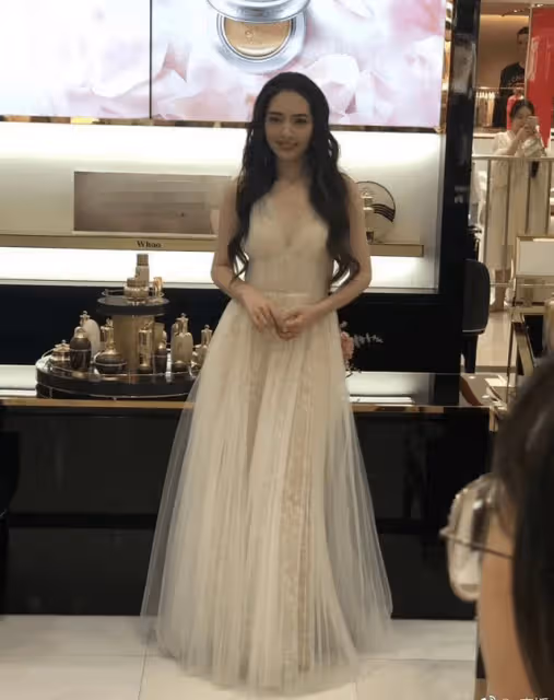 郭碧婷「真人」長什麼樣? 看到路人鏡頭下的她, 向佐的品位真獨特