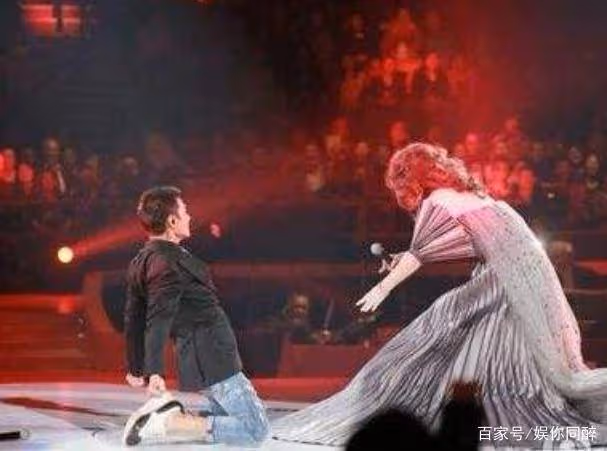 寧願離婚也不改國籍,春晚為她首次破例,劉德華周潤發向她下跪