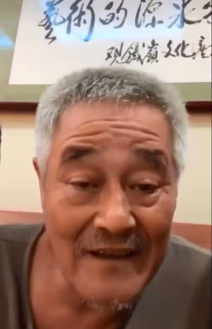周潤發老了，成龍老了，趙本山也老了，只有他還像個小伙子