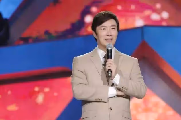 周潤發老了，成龍老了，趙本山也老了，只有他還像個小伙子