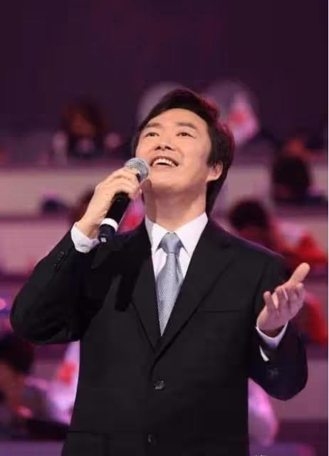 周潤發老了，成龍老了，趙本山也老了，只有他還像個小伙子