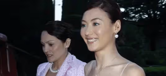 張柏芝媽媽戴莎莉:50歲還演三級片,曾大罵謝霆鋒全家人都是戲