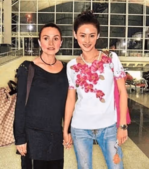張柏芝媽媽戴莎莉:50歲還演三級片,曾大罵謝霆鋒全家人都是戲