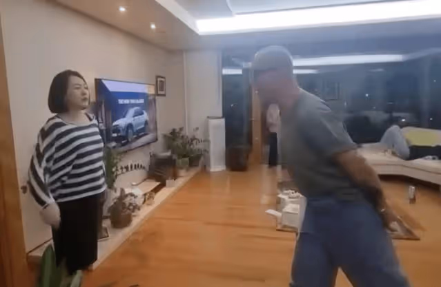 小S具俊曄私下生活畫面曝光，大S躺平小玥兒蜷縮，孩子生活環境令人堪憂