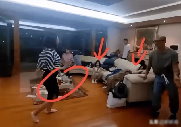 小S具俊曄私下生活畫面曝光，大S躺平小玥兒蜷縮，孩子生活環境令人堪憂