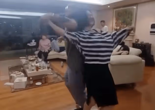 小S具俊曄私下生活畫面曝光，大S躺平小玥兒蜷縮，孩子生活環境令人堪憂