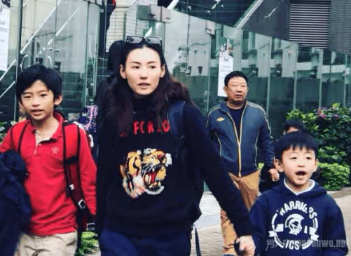 張柏芝與謝霆鋒復合？兩人有說有笑合體探望謝賢，謝霆鋒母親狄波拉親自證實