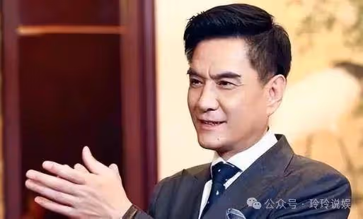 因「西門慶」一炮而紅女人見他就躲?48歲才結婚生子,如今將妻子寵成寶