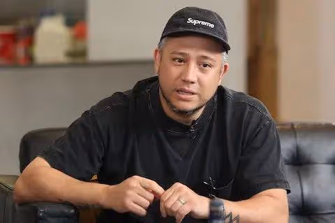 39歲港星終於有工作,現身內地登台巨星排場大,粉絲太太罕見護夫