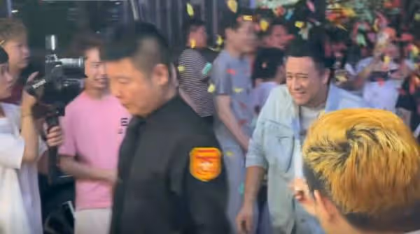 39歲港星終於有工作,現身內地登台巨星排場大,粉絲太太罕見護夫