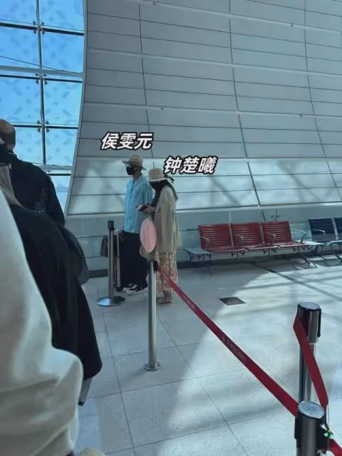 官宣3個月分手又和好?鍾楚曦侯雯元杜拜牽手,牽手方式太霸氣!