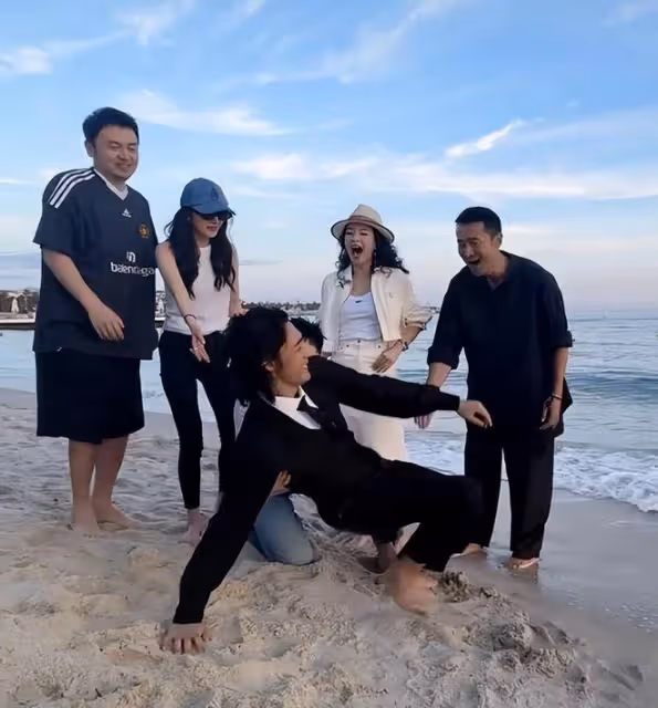 章子怡曬與楊冪雷佳音等合照,眾人海邊嬉笑玩鬧,看起來很和諧!