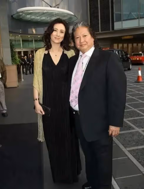 洪金寶和老婆同框像爺孫!一個頭髮花白老爺爺,一個美艷動人少女