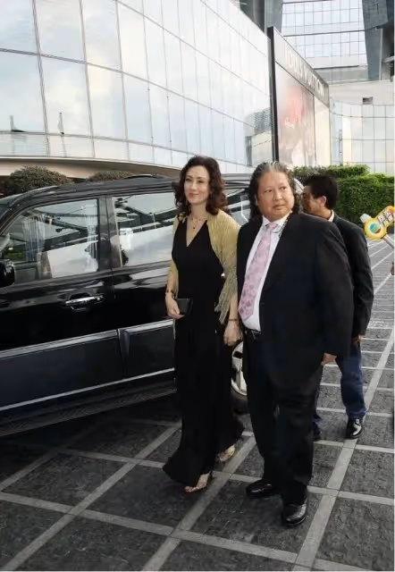 洪金寶和老婆同框像爺孫!一個頭髮花白老爺爺,一個美艷動人少女