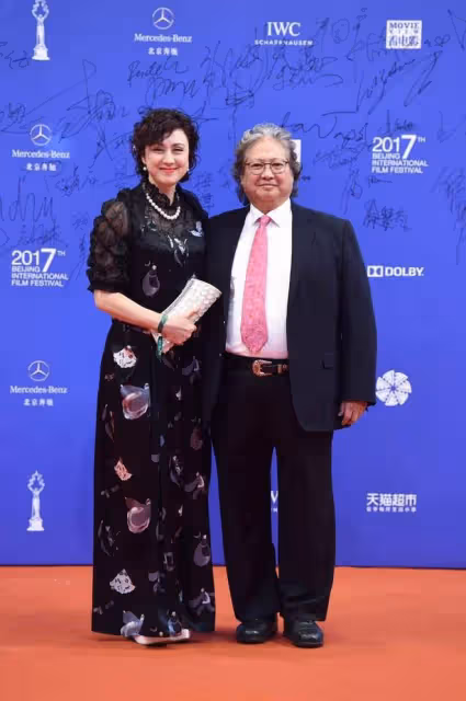 洪金寶和老婆同框像爺孫!一個頭髮花白老爺爺,一個美艷動人少女