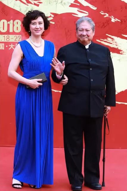 洪金寶和老婆同框像爺孫!一個頭髮花白老爺爺,一個美艷動人少女