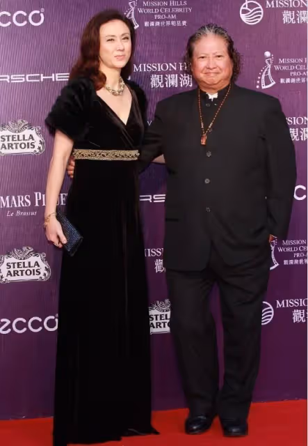 洪金寶和老婆同框像爺孫!一個頭髮花白老爺爺,一個美艷動人少女