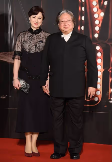 洪金寶和老婆同框像爺孫!一個頭髮花白老爺爺,一個美艷動人少女