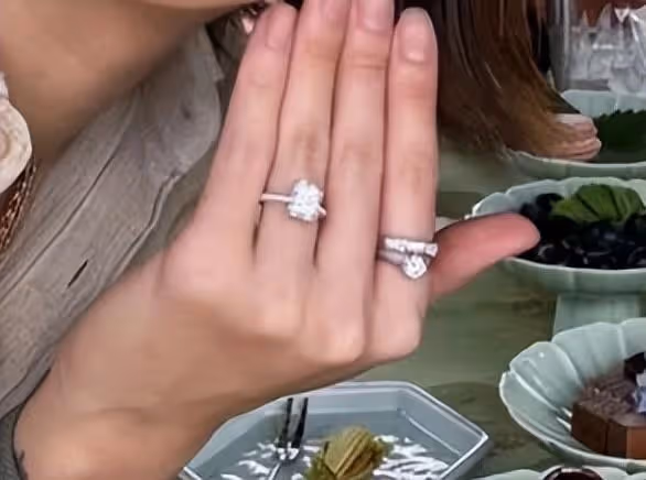 霍啟仁1月份結婚,女友曬鑽戒,據悉求婚當日朱玲玲和老公在現場