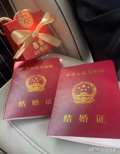 要氣死大S!汪小菲結婚!和妻子豪車內秀鑽戒,旁邊擺著結婚喜糖