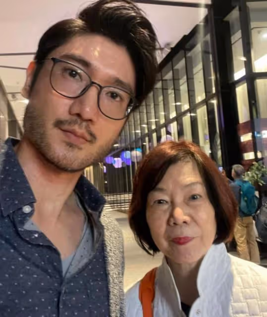 高以翔媽媽近照衰老很多,痛失兩位摯愛,抱高以翔寵物狗顯憔悴