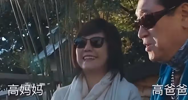 高以翔媽媽近照衰老很多,痛失兩位摯愛,抱高以翔寵物狗顯憔悴