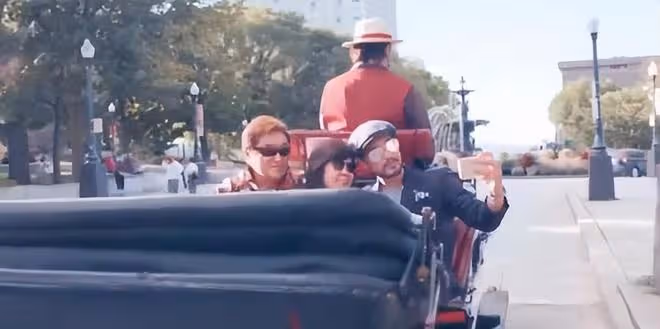 高以翔媽媽近照衰老很多,痛失兩位摯愛,抱高以翔寵物狗顯憔悴