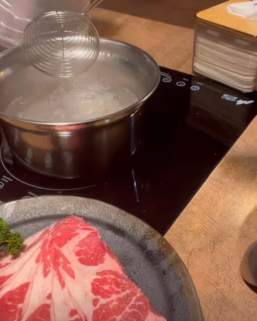 高以翔媽媽近照衰老很多,痛失兩位摯愛,抱高以翔寵物狗顯憔悴
