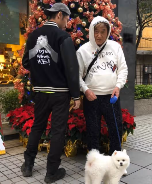高以翔媽媽近照衰老很多,痛失兩位摯愛,抱高以翔寵物狗顯憔悴