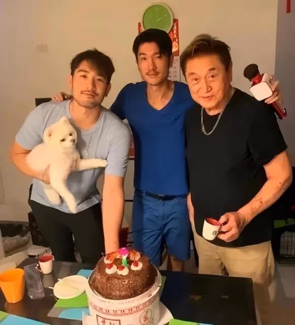 高以翔媽媽近照衰老很多,痛失兩位摯愛,抱高以翔寵物狗顯憔悴