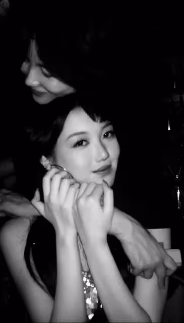 王菲為李嫣慶祝18歲生日，母女抱頭燦笑，李亞鵬為女兒準備大禮