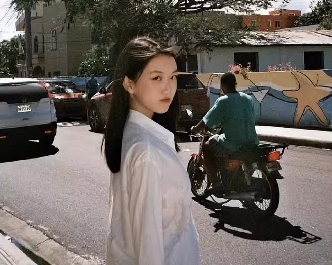 王菲為李嫣慶祝18歲生日，母女抱頭燦笑，李亞鵬為女兒準備大禮