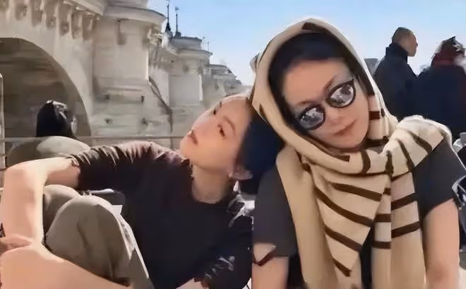 王菲為李嫣慶祝18歲生日，母女抱頭燦笑，李亞鵬為女兒準備大禮