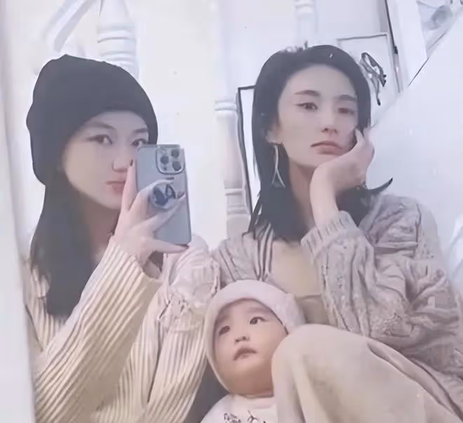 王菲為李嫣慶祝18歲生日，母女抱頭燦笑，李亞鵬為女兒準備大禮