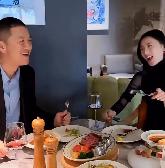 王菲為李嫣慶祝18歲生日，母女抱頭燦笑，李亞鵬為女兒準備大禮
