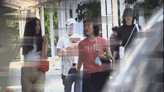王菲為李嫣慶祝18歲生日，母女抱頭燦笑，李亞鵬為女兒準備大禮