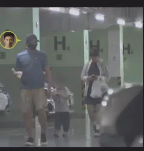 53歲吳奇隆帶父親逛商場,大肚腩搶鏡 ,5歲兒子手機癮大邊走邊玩