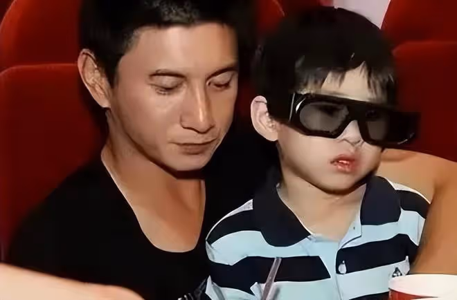 53歲吳奇隆帶父親逛商場,大肚腩搶鏡 ,5歲兒子手機癮大邊走邊玩