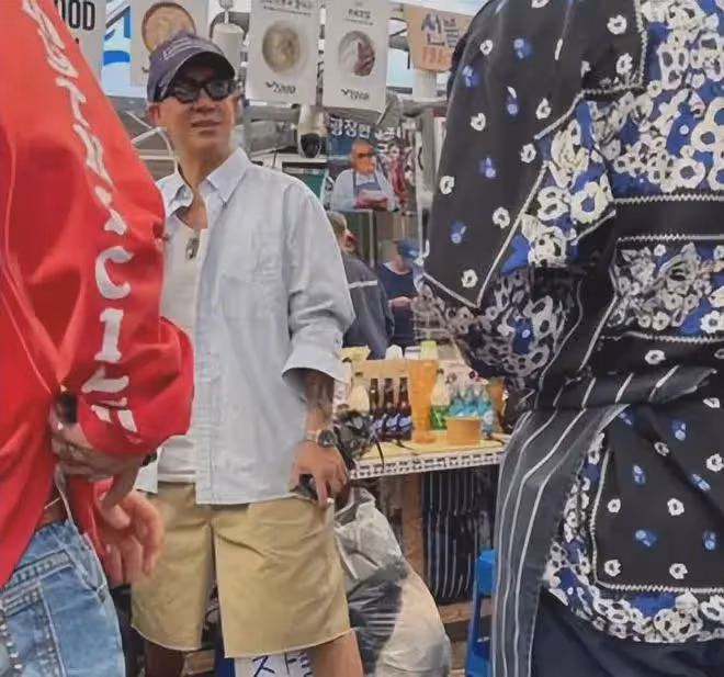 具俊曄韓國街頭吃拉麵,穿老頭衫面容很憔悴,評論區嘲諷滿滿
