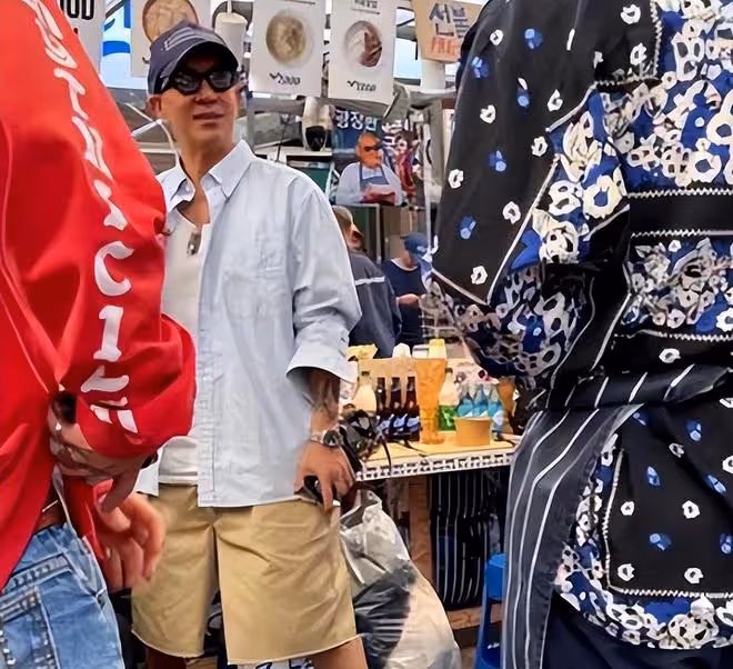 具俊曄韓國街頭吃拉麵,穿老頭衫面容很憔悴,評論區嘲諷滿滿