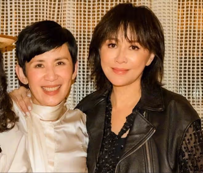 章子怡劉嘉玲吳君如罕同框,三位女神聚會小酌,搭肩合影關係超好