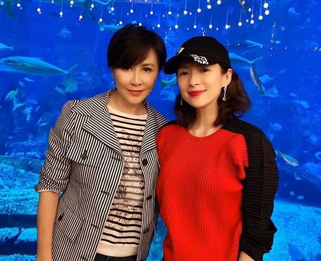章子怡劉嘉玲吳君如罕同框,三位女神聚會小酌,搭肩合影關係超好