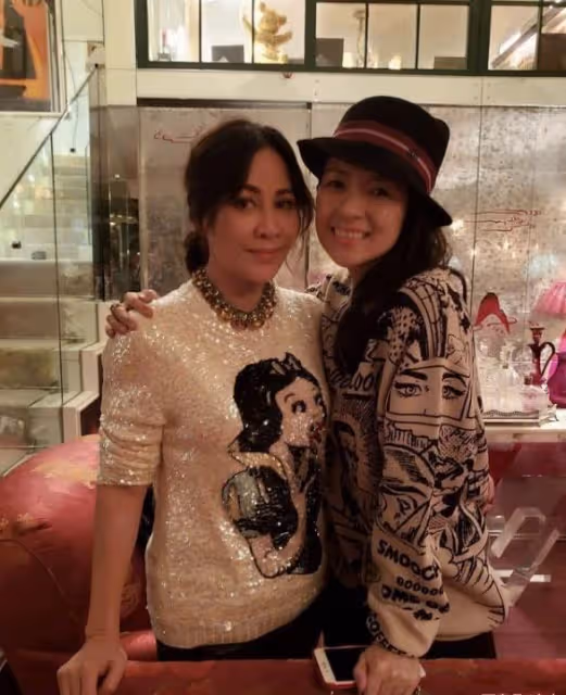 章子怡劉嘉玲吳君如罕同框,三位女神聚會小酌,搭肩合影關係超好